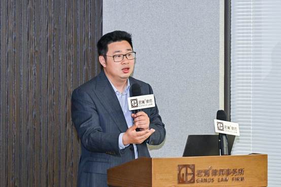 男人拿着手机
AI 生成的内容可能不正确。