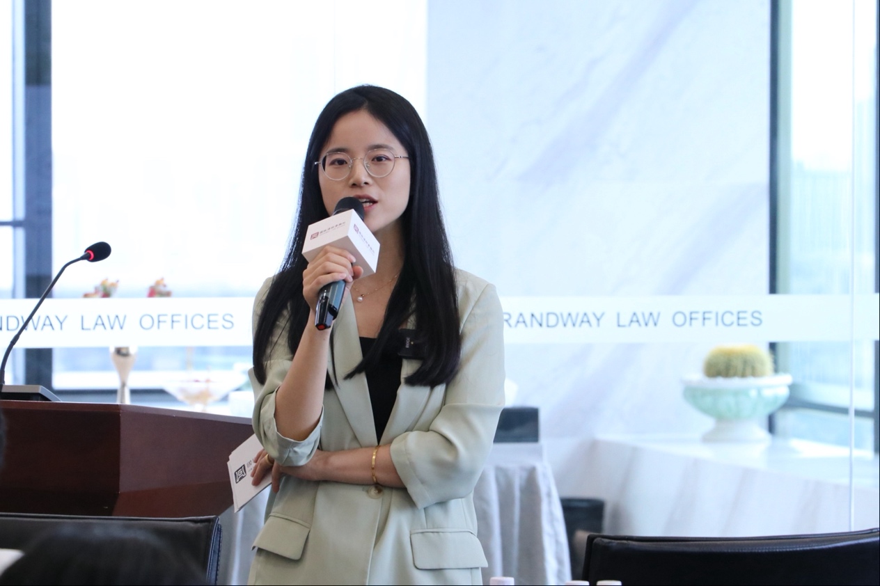女人拿着手机中度可信度描述已自动生成