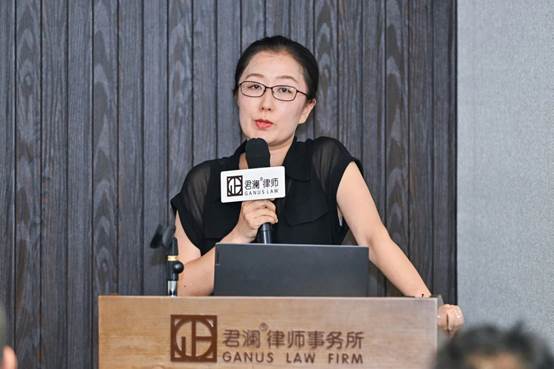 穿着西装笔挺的男子与配字
AI 生成的内容可能不正确。