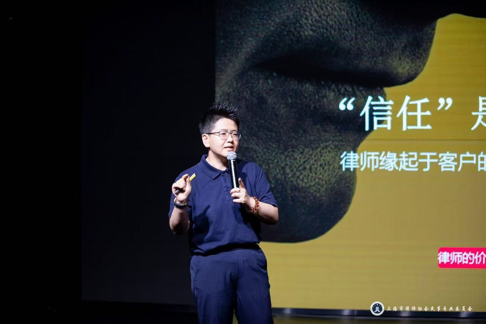 男人的照片上写着字
AI 生成的内容可能不正确。