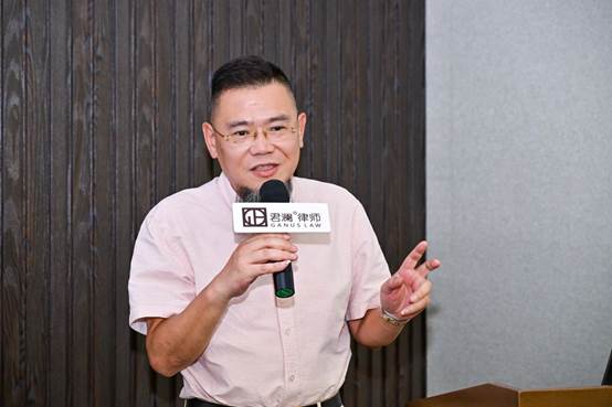 男人拿着手机
AI 生成的内容可能不正确。