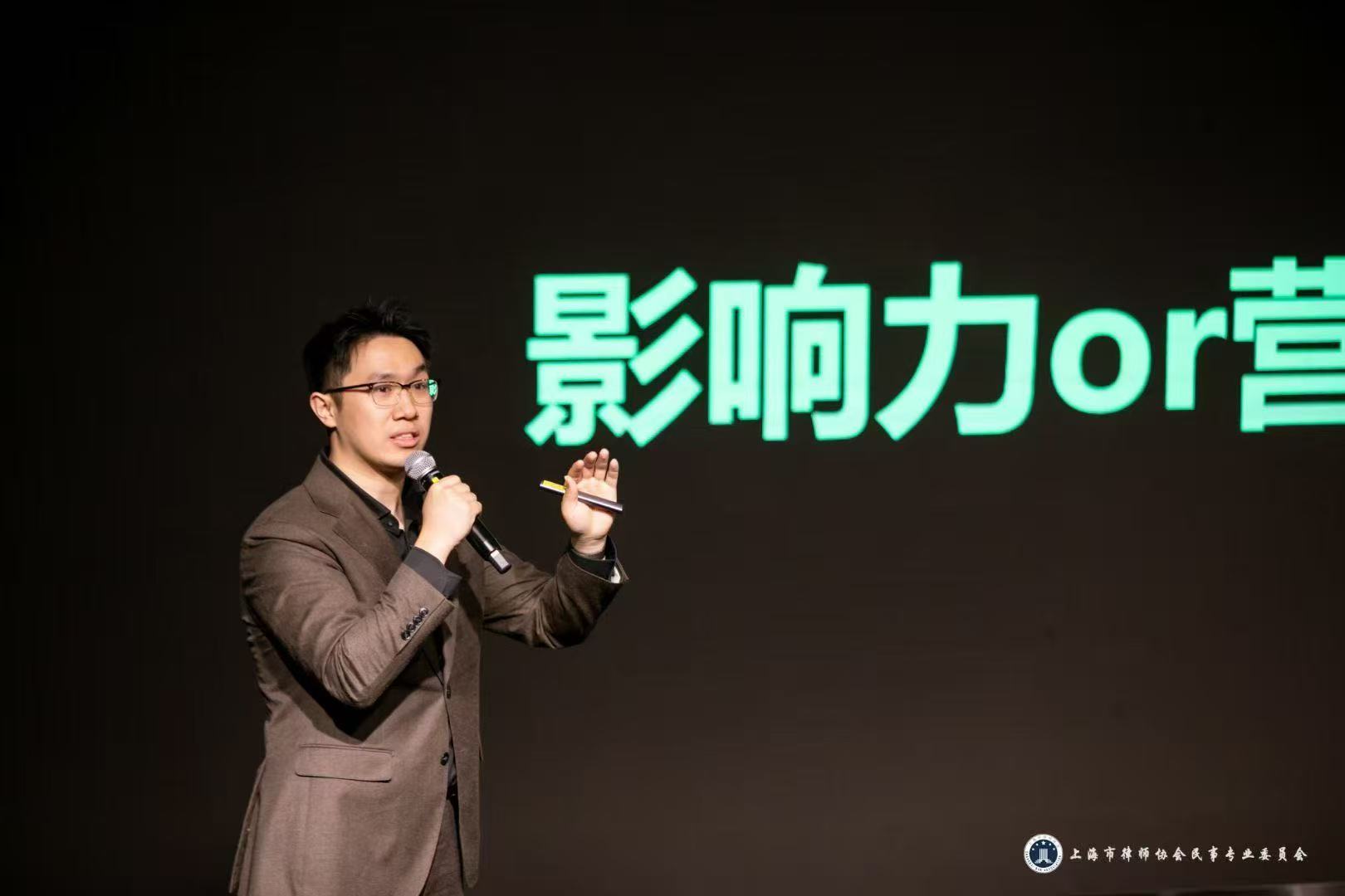 手里拿着人的照片上写着字
AI 生成的内容可能不正确。