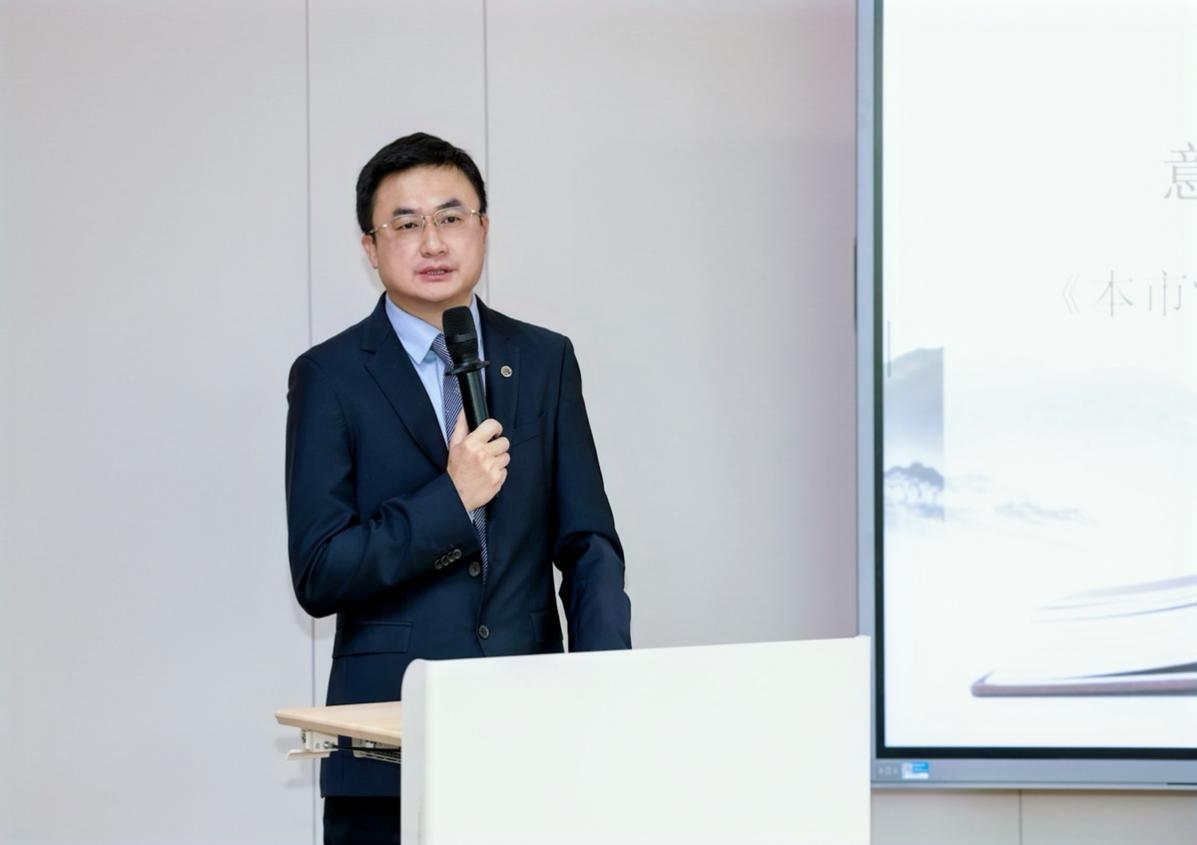 穿着西装笔挺的男子正在演讲描述已自动生成