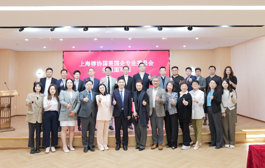 一群人站在一起
AI 生成的内容可能不正确。