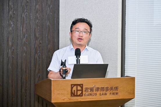 桌子上有男人的照片上写着字
AI 生成的内容可能不正确。