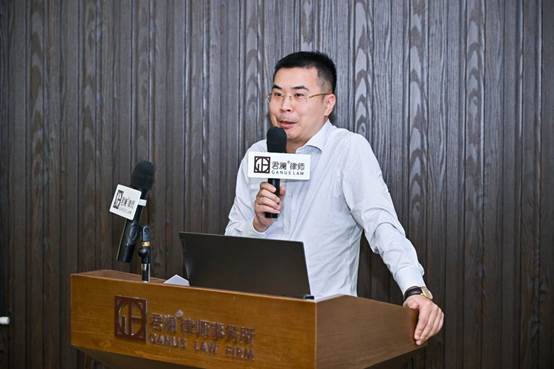 男人站在桌子上
AI 生成的内容可能不正确。