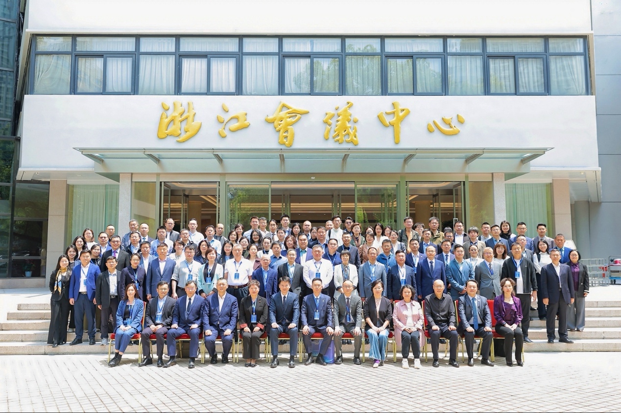 一群人站在建筑前的广场上描述已自动生成