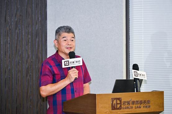 男人的照片上写着字
AI 生成的内容可能不正确。