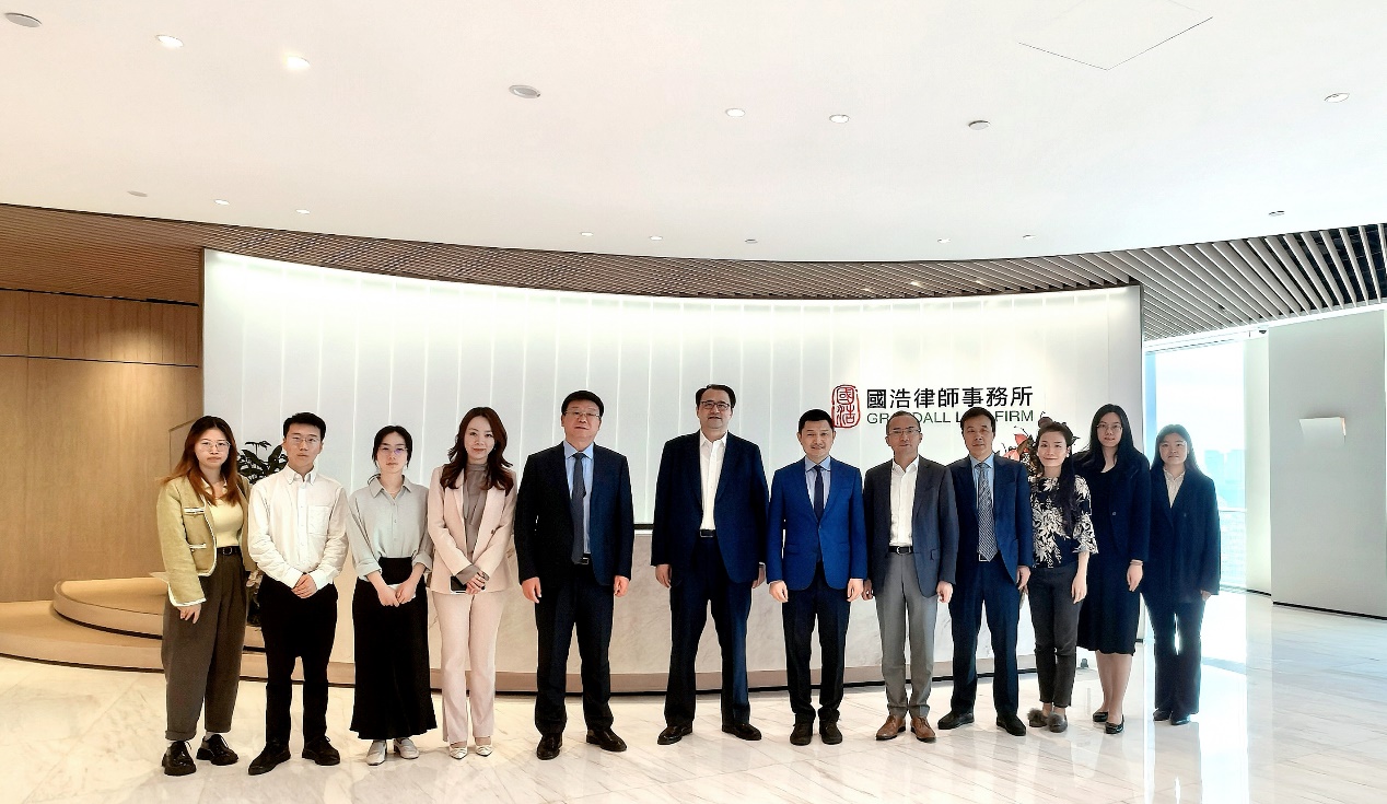 一群人站在一起合影
AI 生成的內(nèi)容可能不正確。