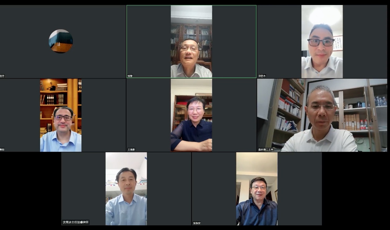 电视萤幕的一群人
AI 生成的内容可能不正确。
