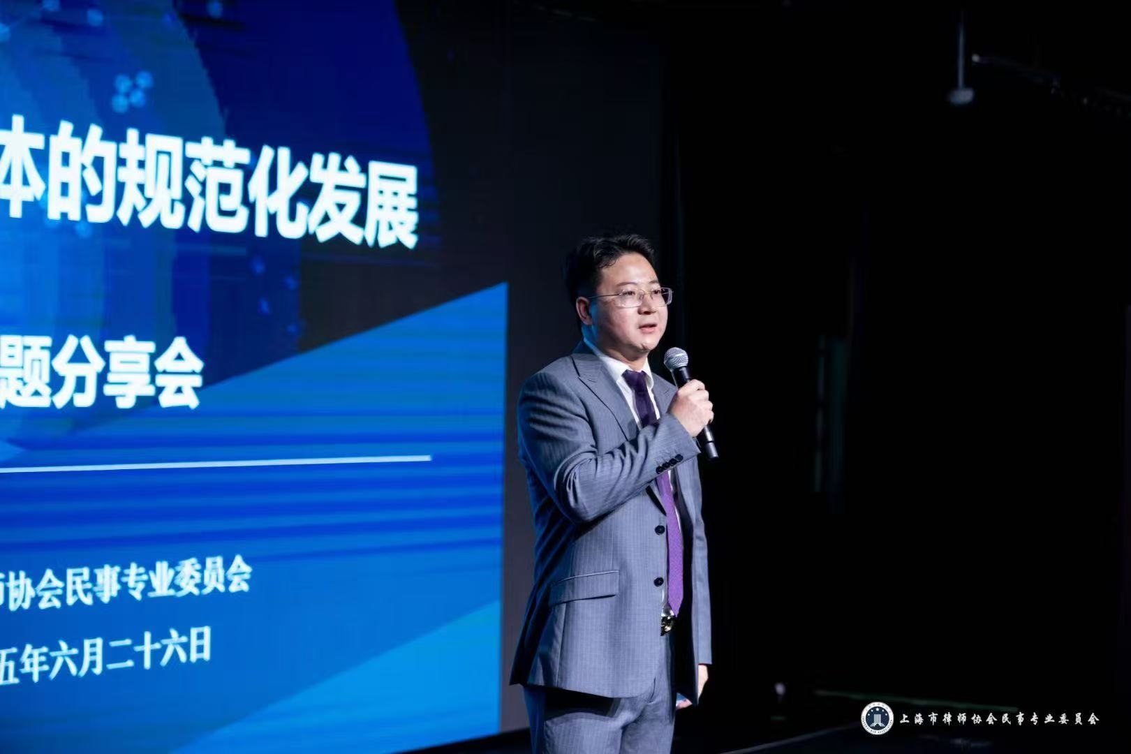 屏幕上的男人
AI 生成的内容可能不正确。