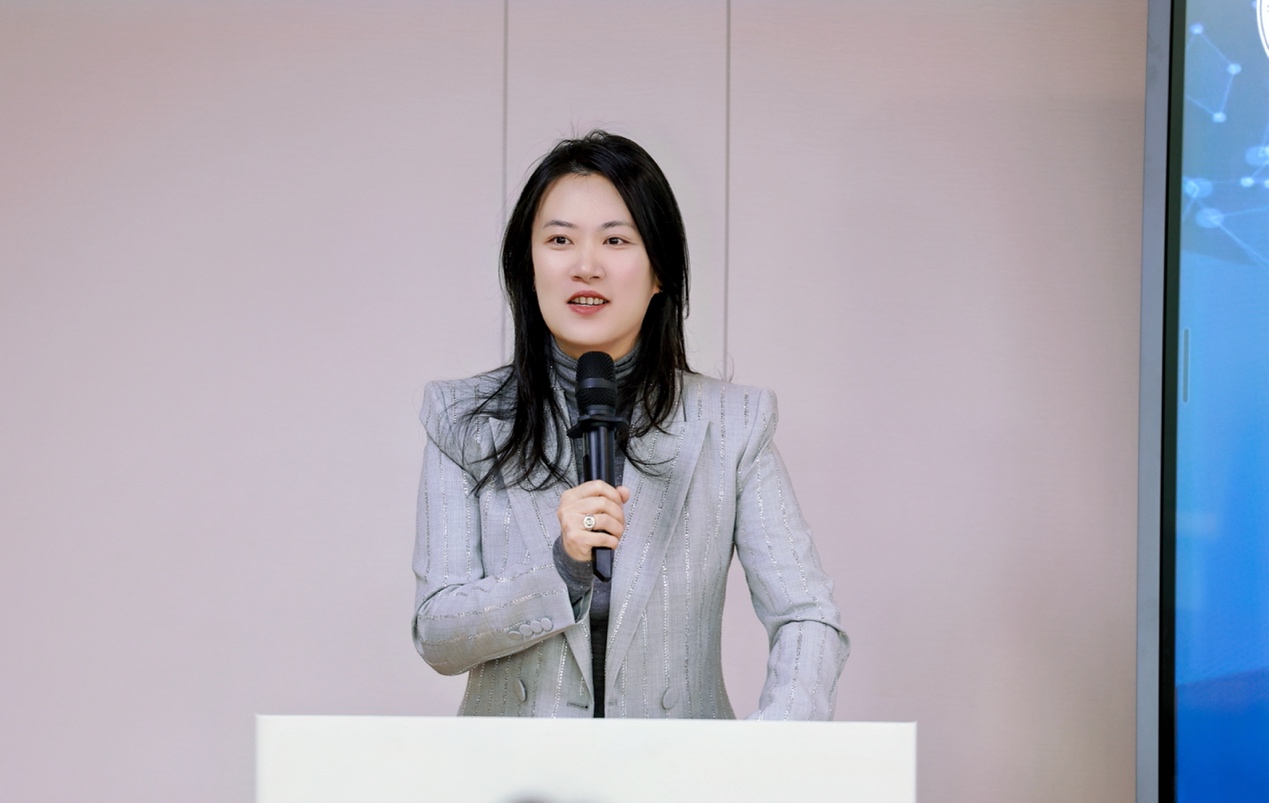 女人站着描述已自动生成