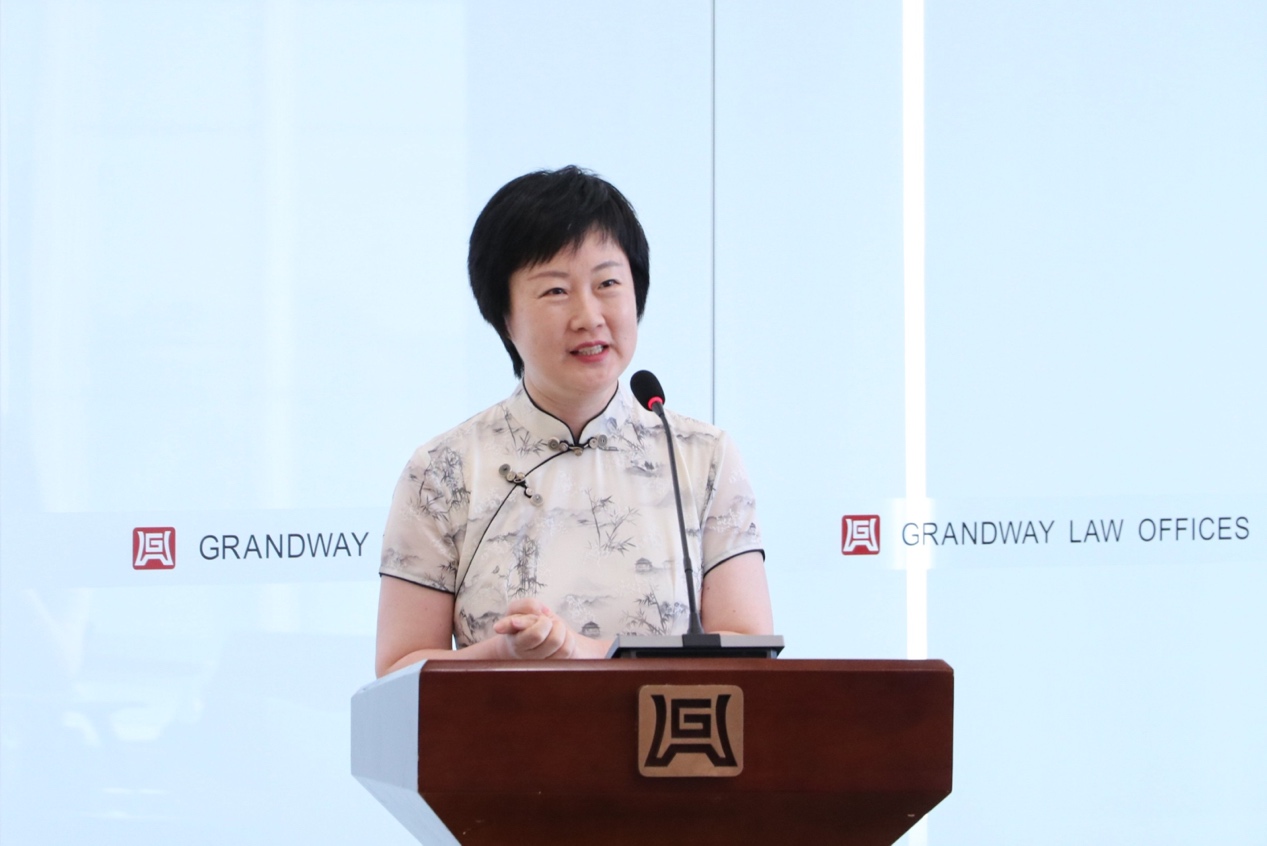 小孩在微笑中度可信度描述已自动生成