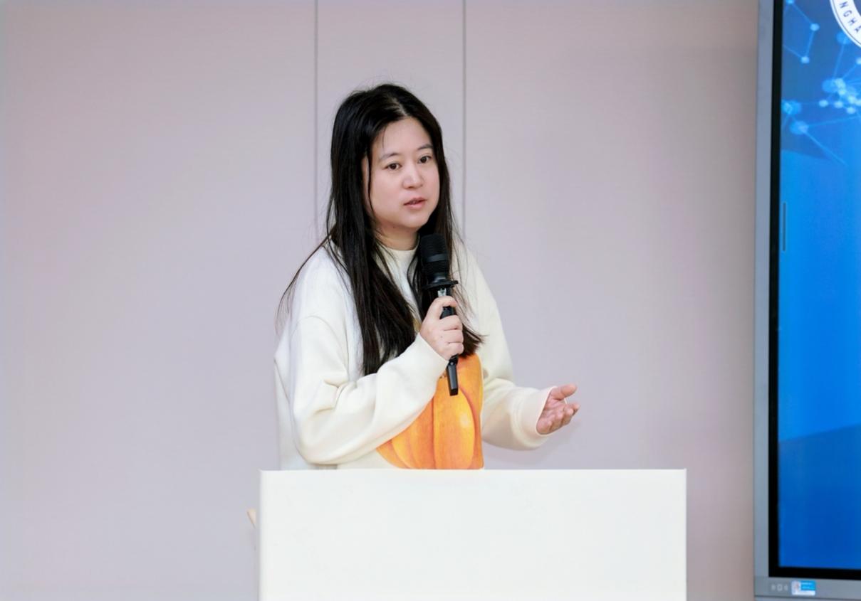 女人在电视前描述已自动生成