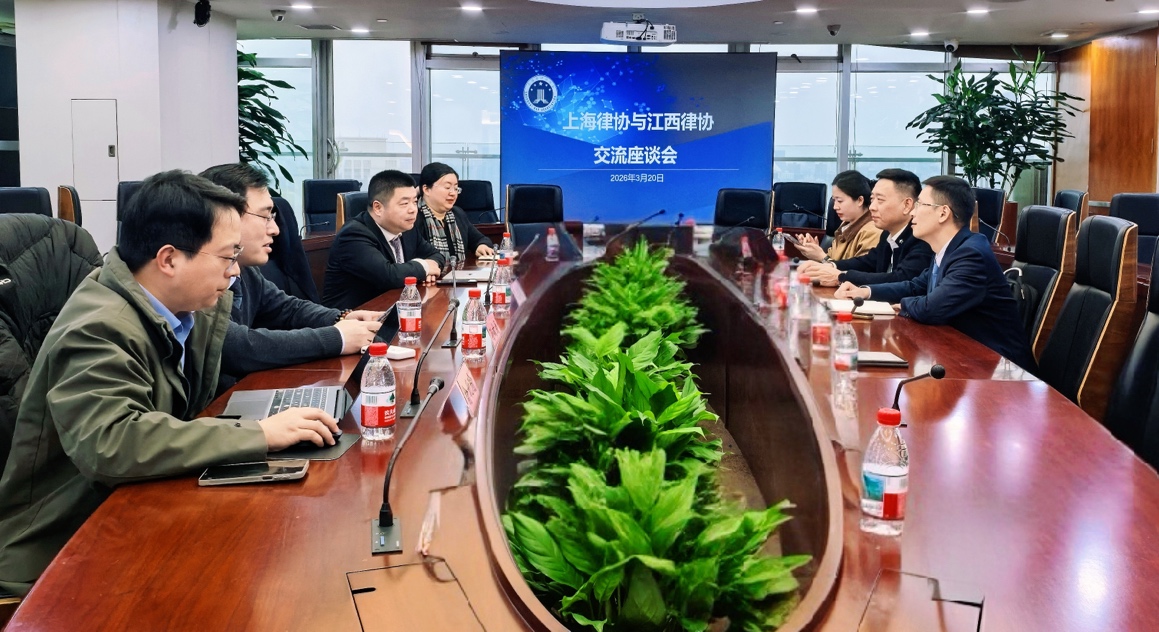 一群人在餐厅用餐AI 生成的内容可能不正确。