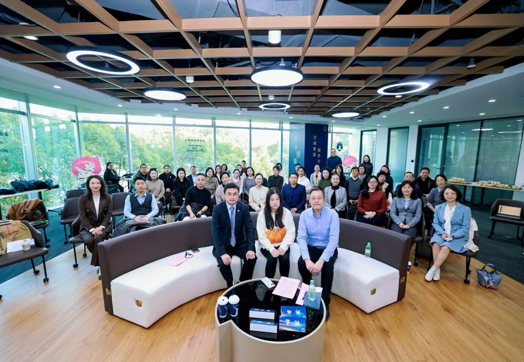 人们在看台上的人在房间里

中度可信度描述已自动生成