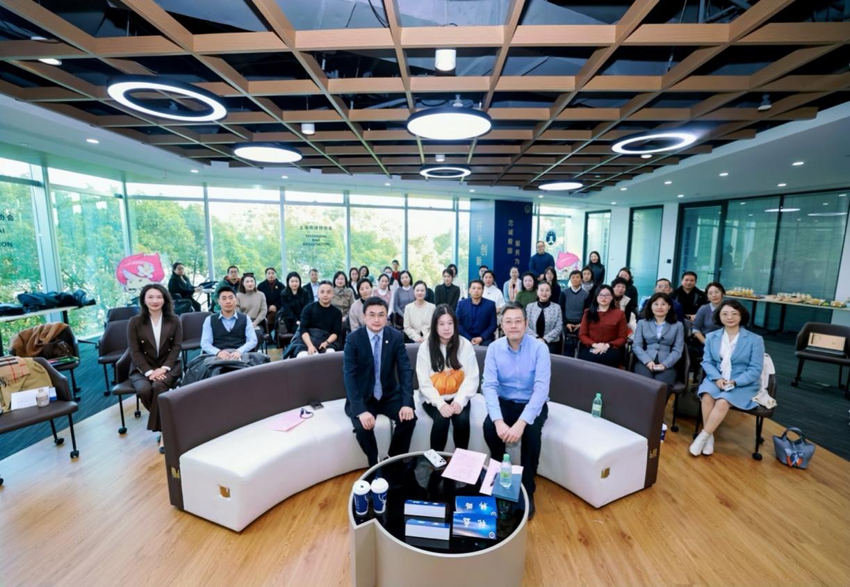 人们在看台上的人在房间里中度可信度描述已自动生成