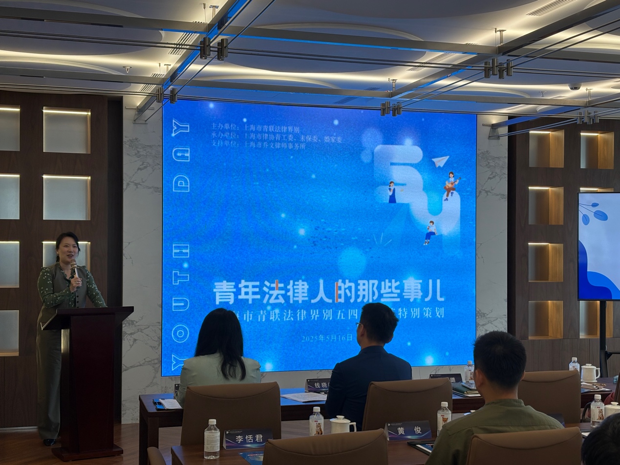 蓝色房间里的一群人AI 生成的内容可能不正确。