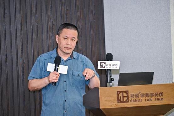 男人手上拿着纸
AI 生成的内容可能不正确。