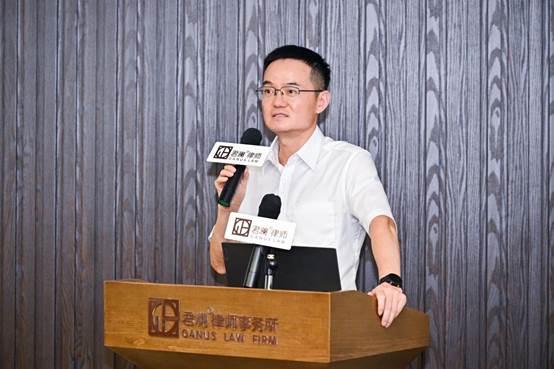 男人的照片上写着字
AI 生成的内容可能不正确。