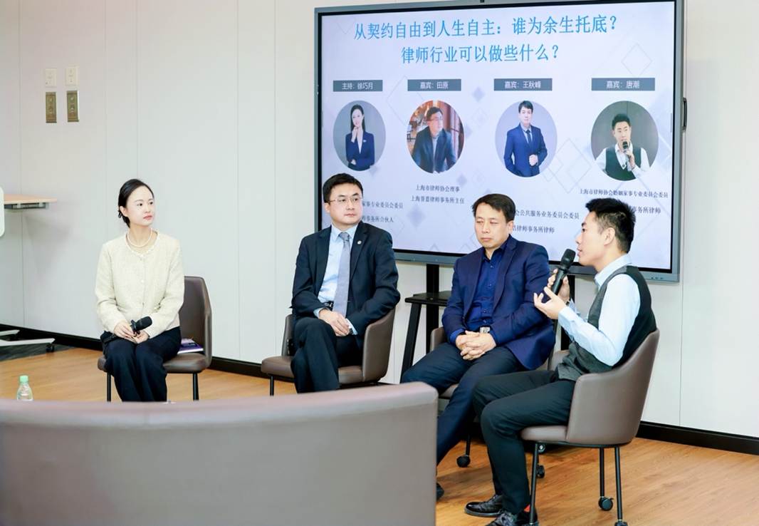 会议室里的人们

描述已自动生成