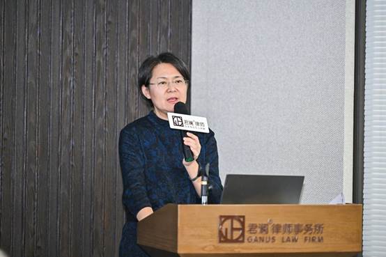 人站在门前
AI 生成的内容可能不正确。