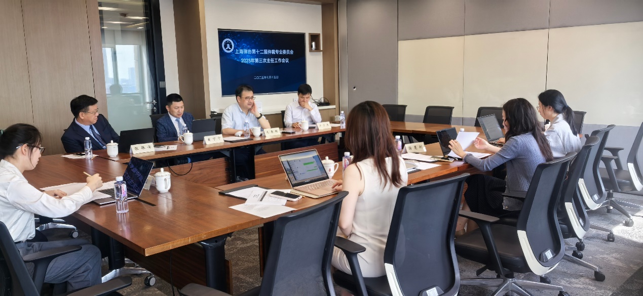 会议室里的人们
AI 生成的内容可能不正确。