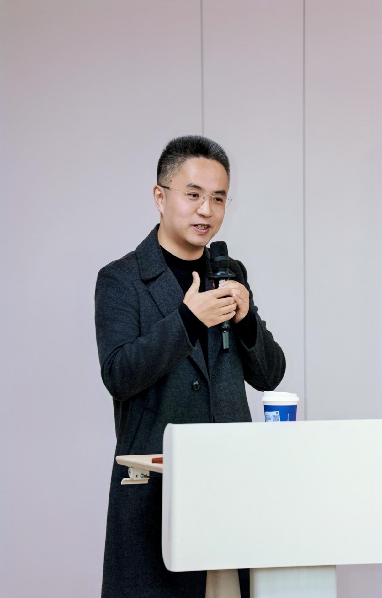 人拿着手机描述已自动生成