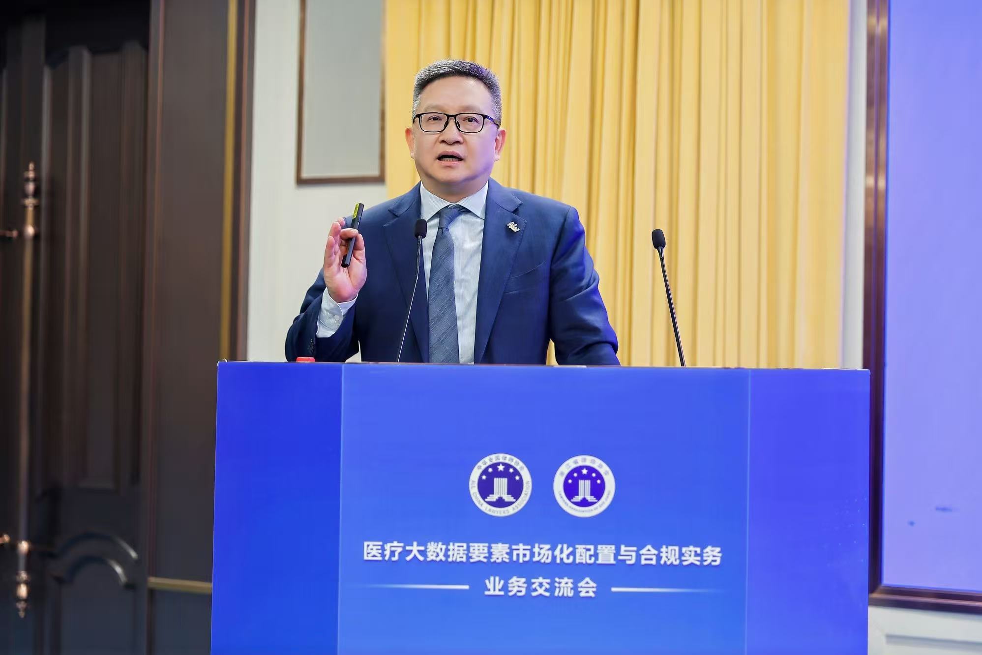 穿着西装笔挺的男子与配字描述已自动生成