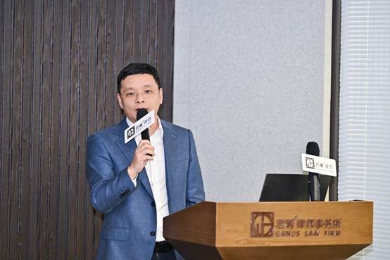 人在打电话
AI 生成的内容可能不正确。